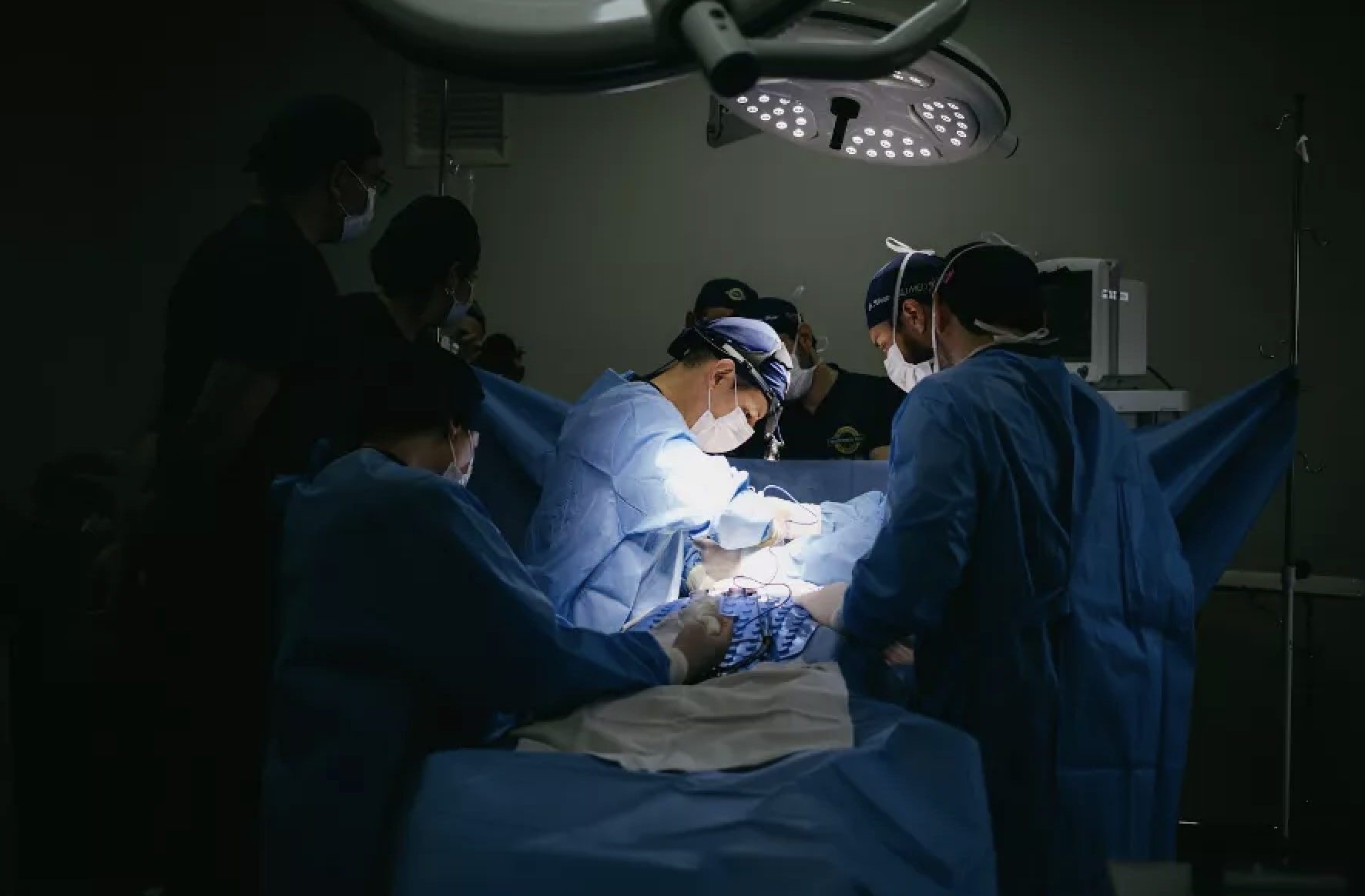 Dr. Adel Bark Jr. em cirurgia